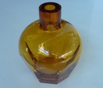 Váza hranovaná, amber